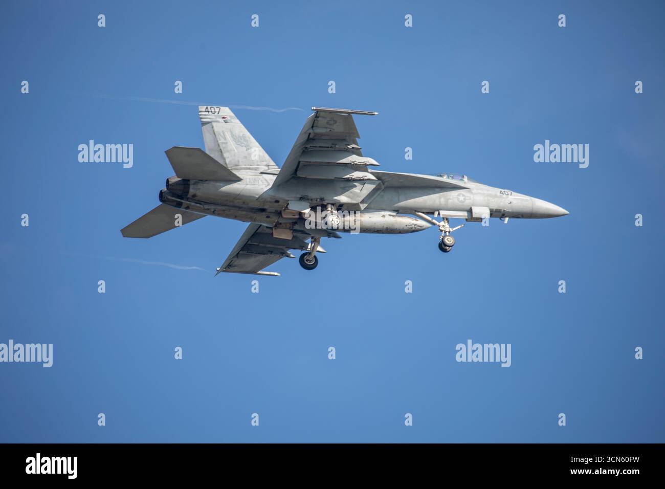 Un US Navy Strike Fighter Squadron (VFA) 195, Carrier Air Wing (CVW) 5, F-18D Hornet mène des exercices d'atterrissage de porte-avions de campagne à Marine corps Air Stat Banque D'Images