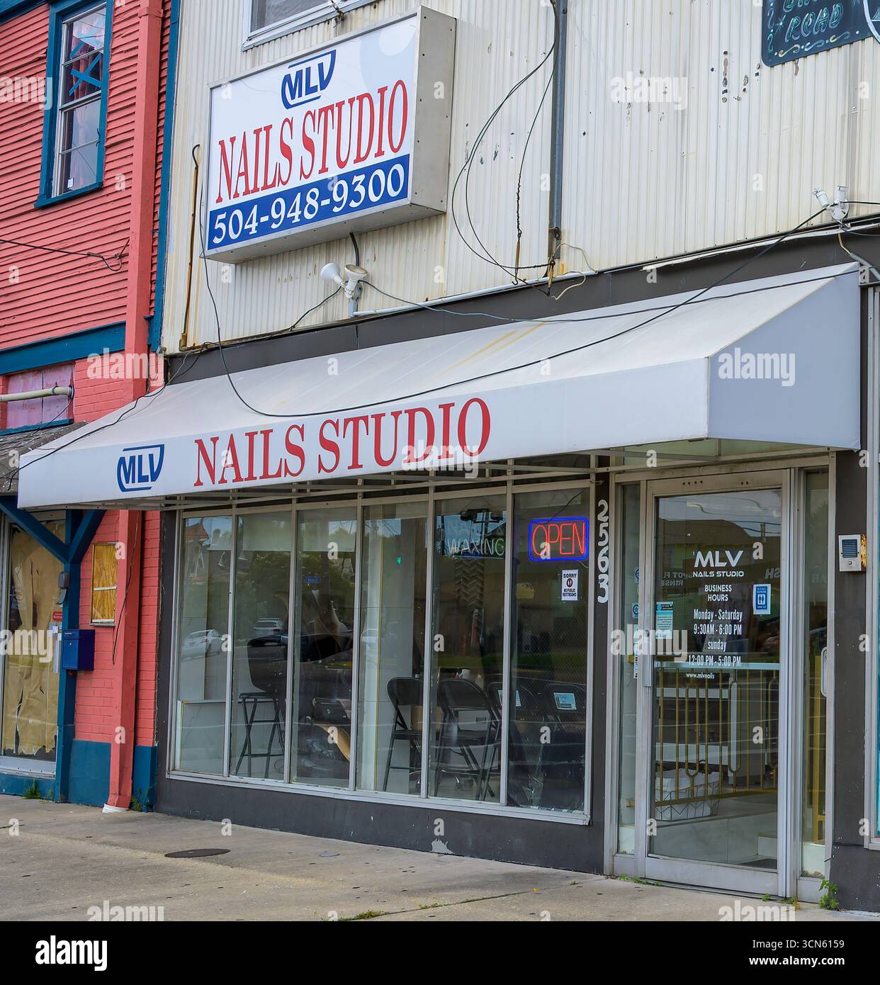 New Orleans, LOUISIANE, États-Unis - 9 août 2025 : Front of MLV Nails Studio sur Bayou Road dans le 7e quartier Banque D'Images