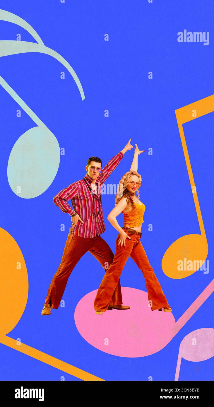 Collage surréaliste Couple de danse disco dans des tenues colorées sur fond de musique bleu vibrant Banque D'Images