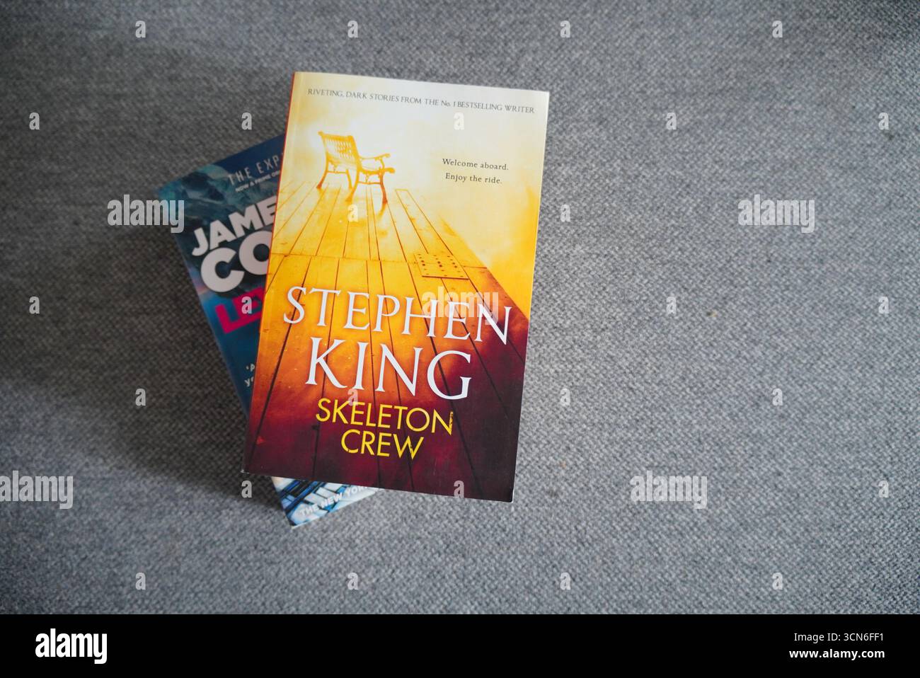 Un livre intitulé Skeleton Crew de Stephen King présentant une collection de nouvelles, affichées sur une surface texturée. Banque D'Images