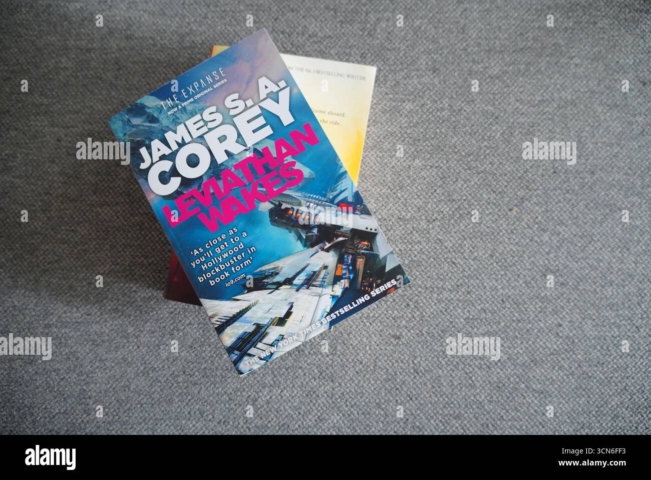 Couverture de livre de science-fiction montrant « Leviathan Wakes » de James S.A. Corey, avec des éléments spatiaux et des thèmes d'aventure. Banque D'Images