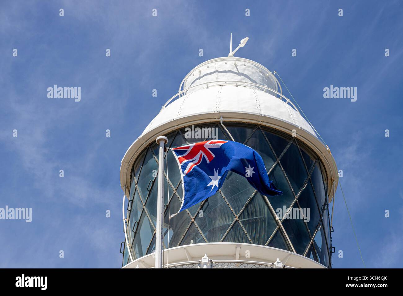 Le drapeau national australien flottant au phare du cap naturaliste (construit en 1903) à naturaliste, région de Margaret River, comté d'Augusta dans le SW Re Banque D'Images