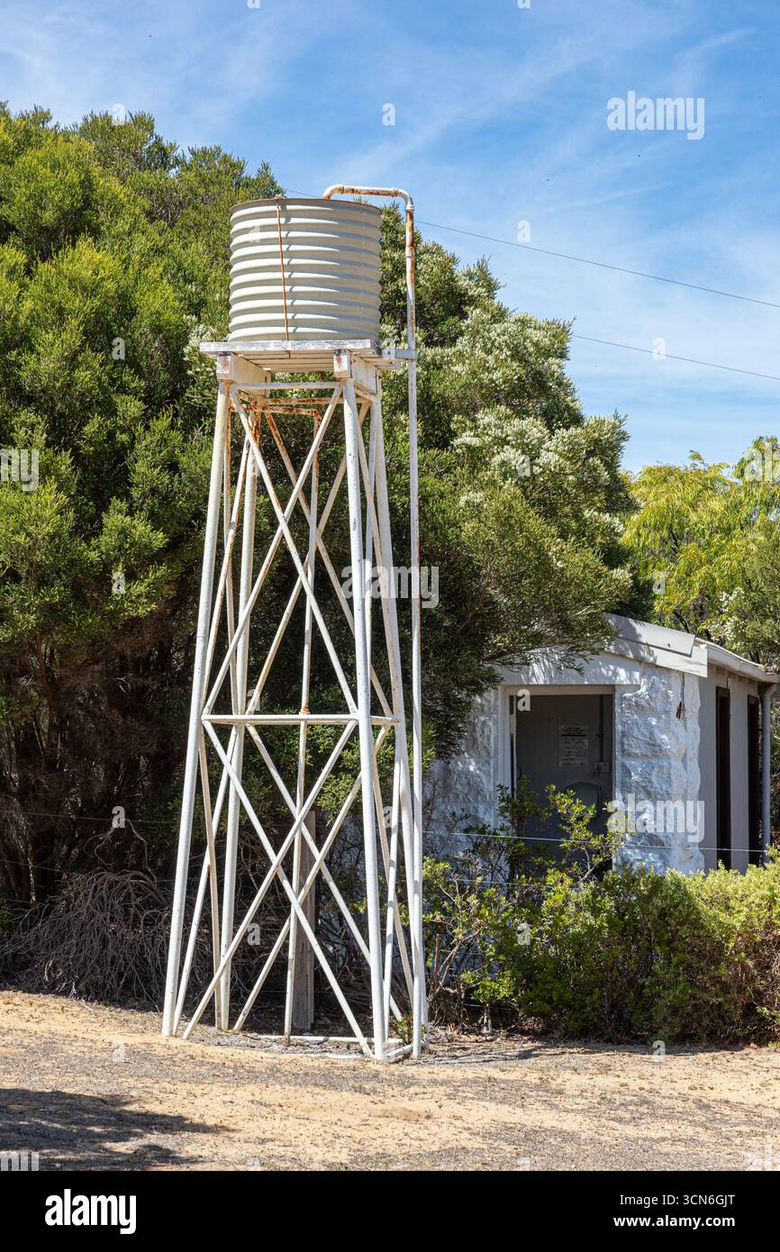 Réservoir d'eau surélevé traditionnel au phare de Cape naturaliste (construit en 1903) à naturaliste, région de Margaret River, comté d'Augusta dans la région du Sud-Ouest Banque D'Images