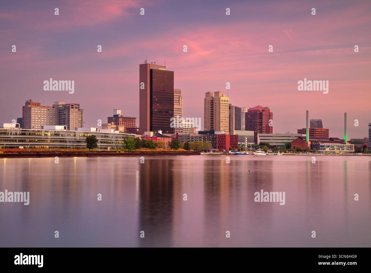 Toledo, Ohio, États-Unis. Image de paysage urbain du centre-ville de Toledo, Ohio avec reflet de la ligne d'horizon dans le calme Maumee River au magnifique lever du soleil d'automne. Banque D'Images