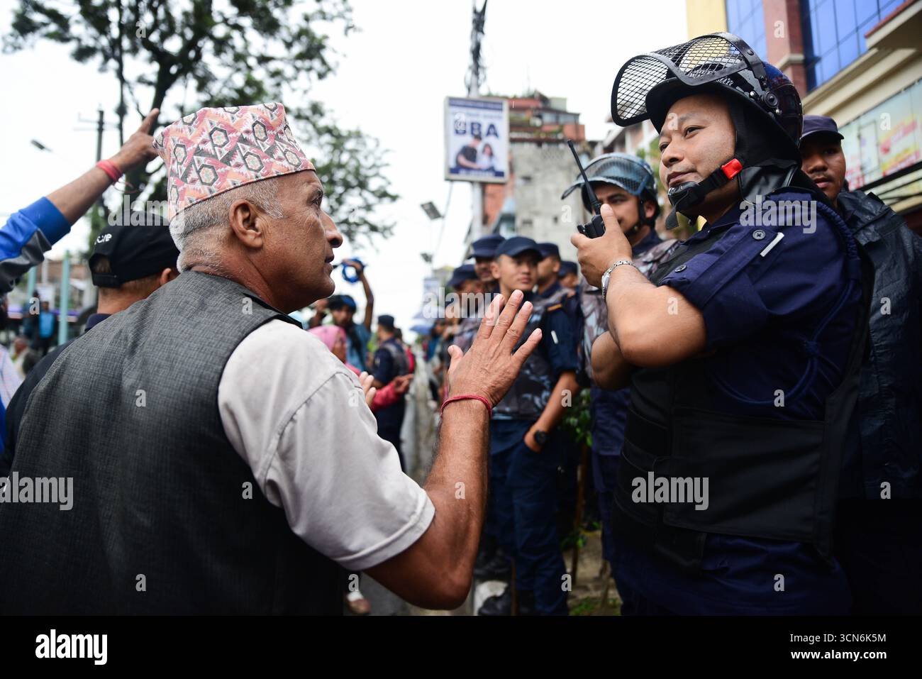 Les partisans de la monarchie organisent une manifestation à Maitighar Mandala à Katmandou, au Népal, le 19 septembre 2025, pour exiger la suppression de la constitution actuelle. Les manifestants tiennent des pancartes lisant des slogans comme « nous n’acceptons pas la constitution, seulement le roi » et « Asoj 3, jour noir ». Les partisans ont également mis le feu à des copies de la constitution tout en appelant à la justice pour les manifestants de la génération Z et le personnel de sécurité touchés par les récents troubles. Photo : Safal Prakash Shrestha Banque D'Images