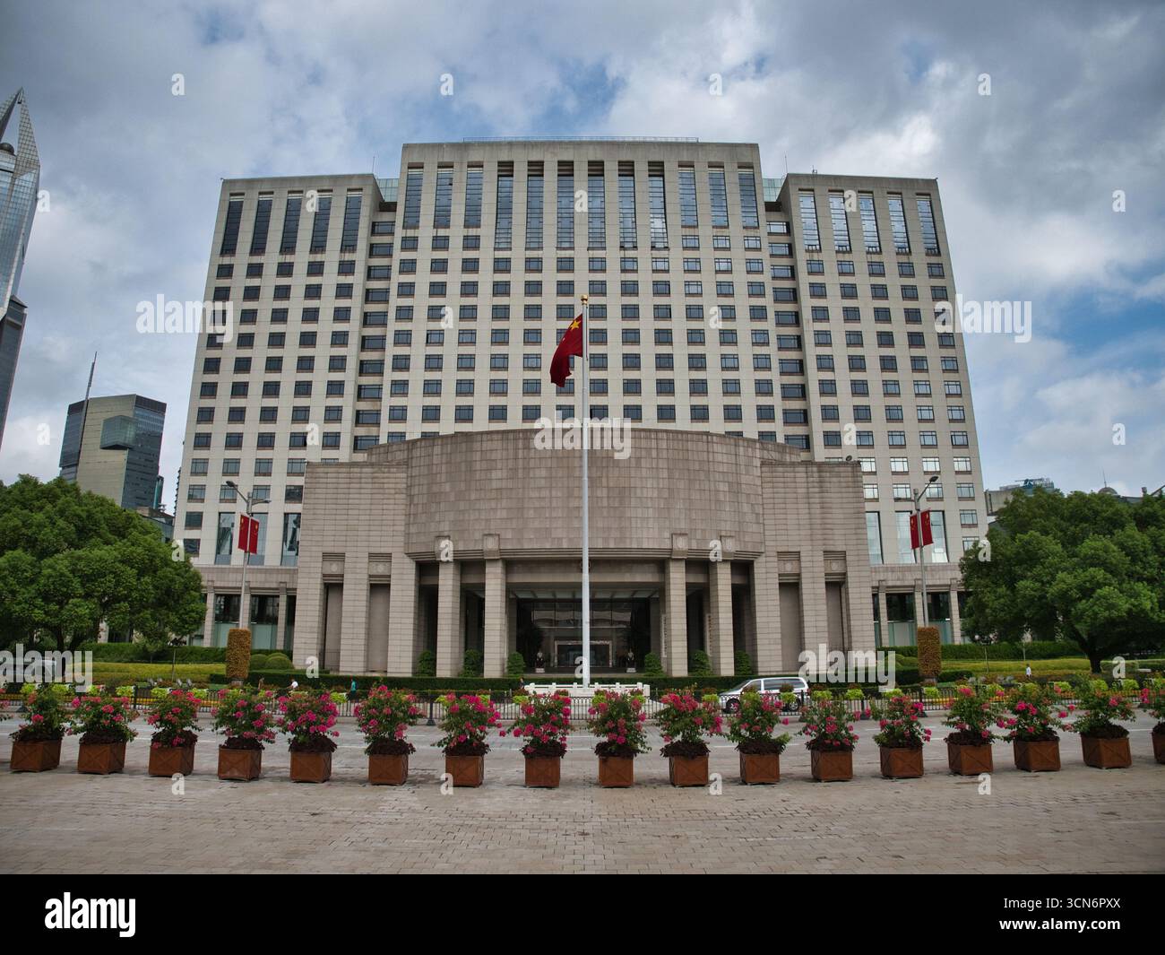 Majestic Government Building de Shanghai - Une vue symétrique et frontale d'un grand bâtiment gouvernemental imposant à Shanghai, avec un drapeau rouge, entretenu Banque D'Images