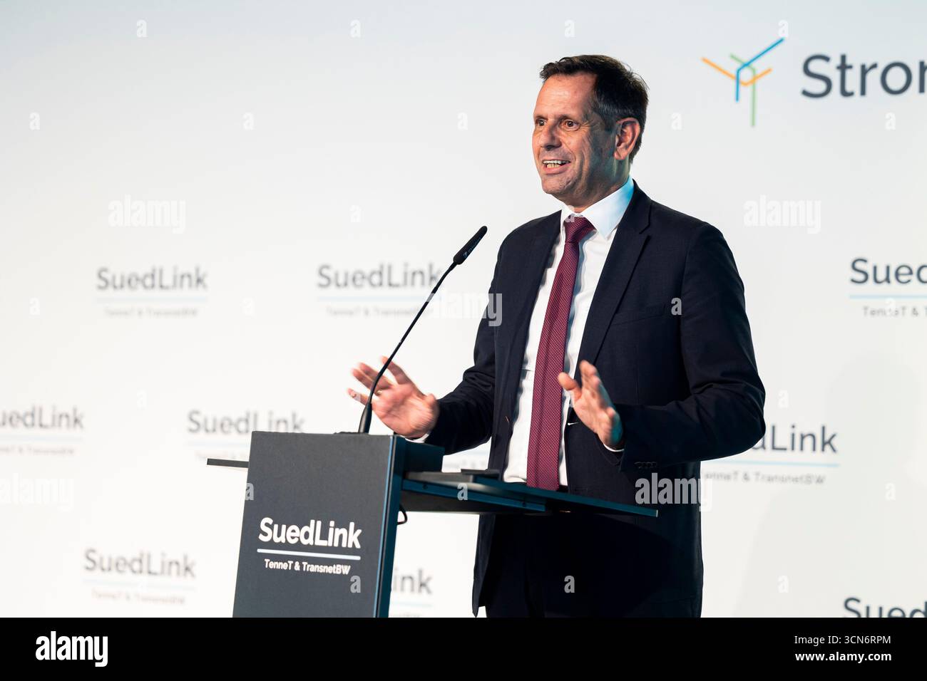 Einbeck, Allemagne. 19 septembre 2025. OLAF Lies (SPD), ministre-président de la basse-Saxe, prend la parole lors de la cérémonie de début de la construction de "SuedLink" dans le sud de la basse-Saxe. Dans les mois à venir, les câbles de courant continu seront posés sur environ 100 kilomètres entre Elze et Friedland. La construction de SuedLink est l'un des plus grands projets d'infrastructure de la transition énergétique. Crédit : Michael Matthey/dpa/Alamy Live News Banque D'Images
