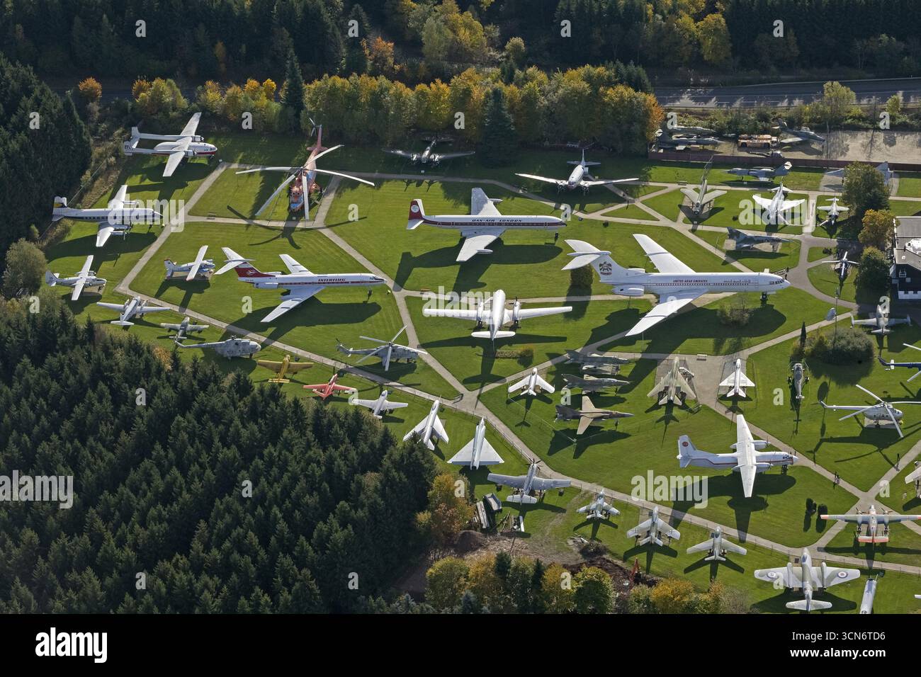 Photo aérienne, exposition volante L.+P. Junior Private Aviation Museum, Antonov an-26, Concorde, Messerschmitt Bf 108, F-104 Starfighter, McDonnell F-4 Banque D'Images