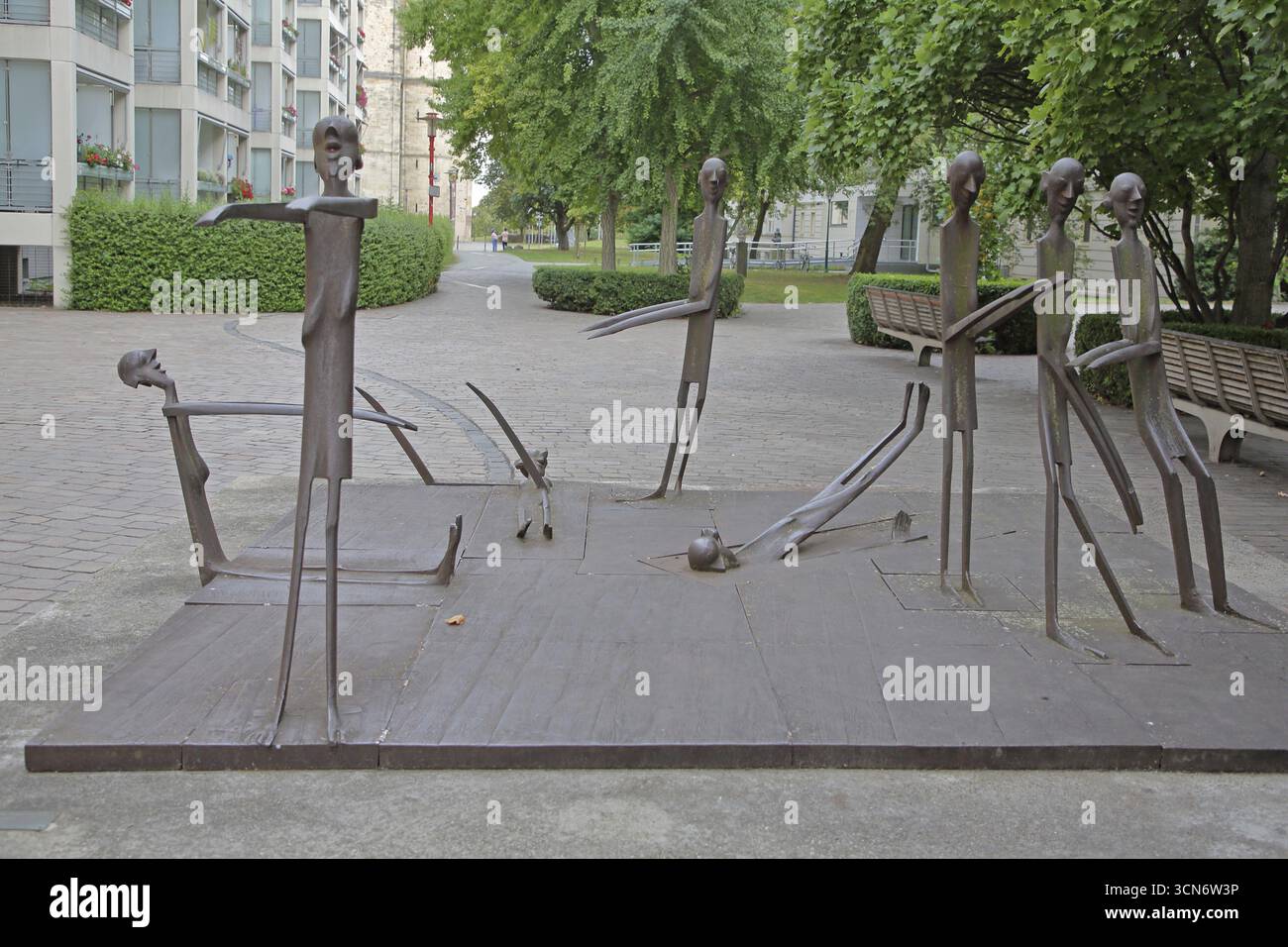 Sculpture vertschaupet II de Schang Hutter 1980, sculptures, figures en bâton, nombreuses, figures aux bras et aux jambes minces, minces, étroites, corps, longues, sculpter Banque D'Images