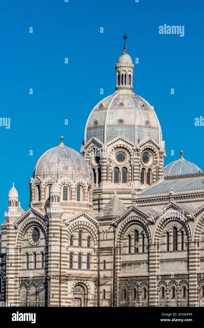 France - Marseille - Cathédrale la Major - dômes rayés s'élevant contre un ciel impeccable, rythmes byzantins romans sculptés dans la pierre pâle Banque D'Images