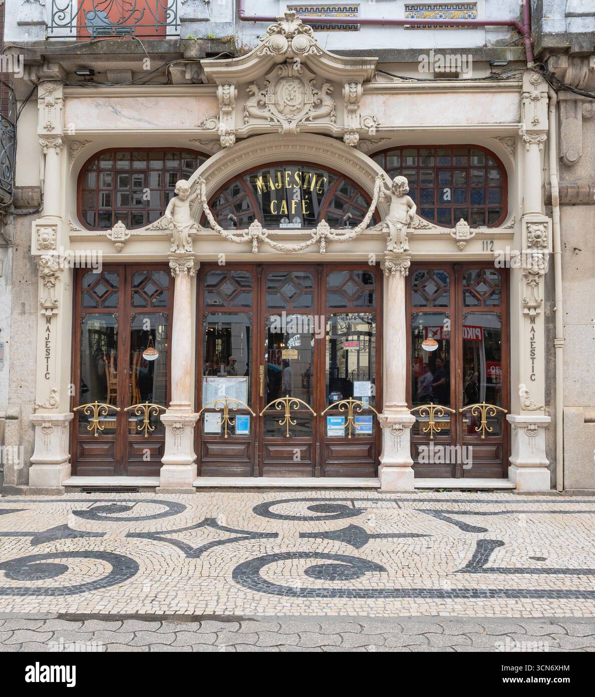 Portugal, Porto, Art Nouveau Majestic Cafe ouvert en 1922, conçu pour ressembler à un café parisien dans le style Art Nouveau par l'architecte Jose Pinto de Oliveira, c'était à l'origine un café exclusif et haut de gamme qui agissait comme un lieu de rencontre pour les membres élitistes de la société. Banque D'Images Portugal, Porto, Art Nouveau Majestic Cafe ouvert en 1922, conçu pour ressembler à un café parisien dans le style Art Nouveau par l'architecte Jose Pinto de Oliveira, c'était à l'origine un café exclusif et haut de gamme qui agissait comme un lieu de rencontre pour les membres élitistes de la société. Banque D'Images