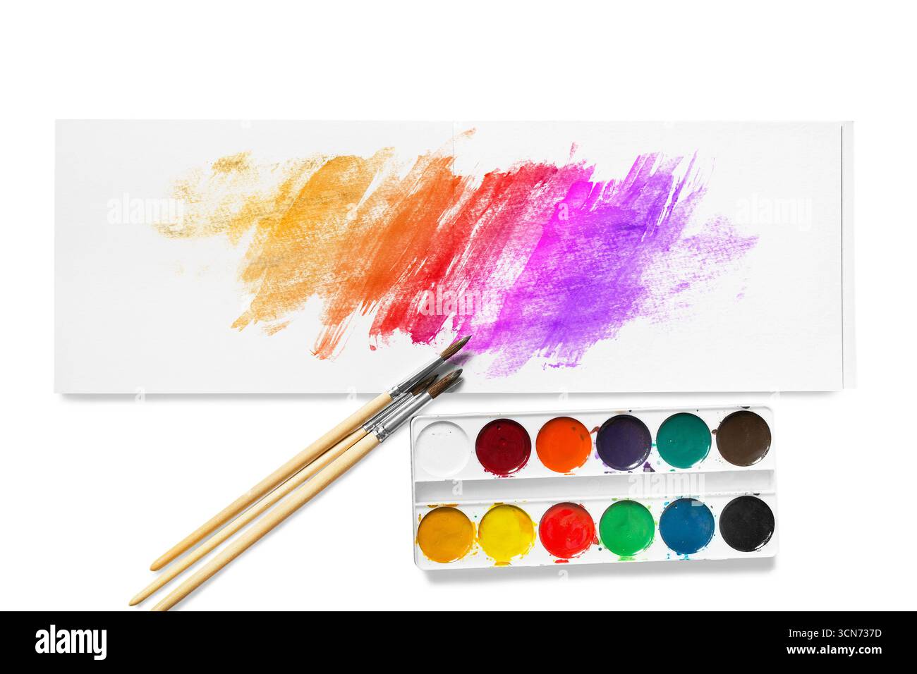 Abstraction colorée de peintures mélangées, de peintures aquarelles et de pinceaux isolés sur blanc Banque D'Images