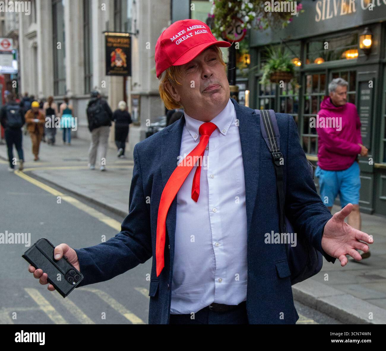 Londres, Royaume-Uni. 17 septembre 2025. Les manifestants anti-Trump font une déclaration dans les rues de Londres pour protester contre la visite d'État de Donald Trump au Royaume-Uni Banque D'Images