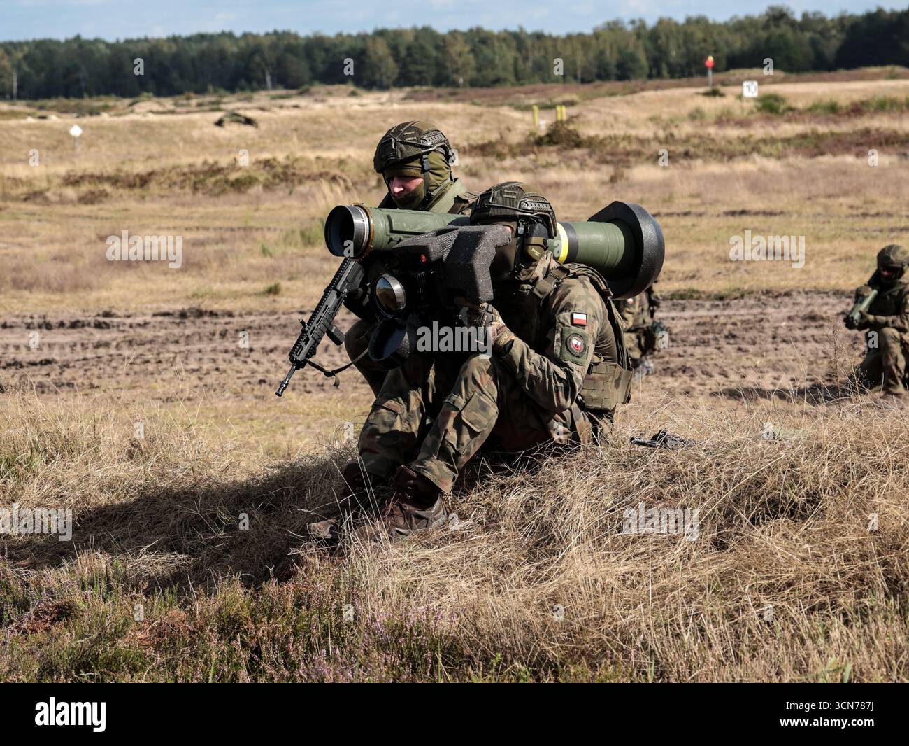 Des soldats d'infanterie polonais des Forces de défense territoriale s'entraînent au tir réel avec Javelin, un système de missiles guidés antichars portable de fabrication américaine pour une attaque surprise lors de la journée médiatique Iron Defender 25 le 18 septembre 2025 à Nowa Deba, en Pologne. L'exercice Iron Defender 25 est l'événement d'entraînement le plus important et le plus important prévu par et pour les forces armées polonaises en 2025. Il s'agit d'une série d'exercices défensifs menés sur terre, dans les airs et sur l'eau par les forces terrestres, aériennes, navales, spéciales et territoriales de défense. Trente mille soldats et 600 pièces Banque D'Images
