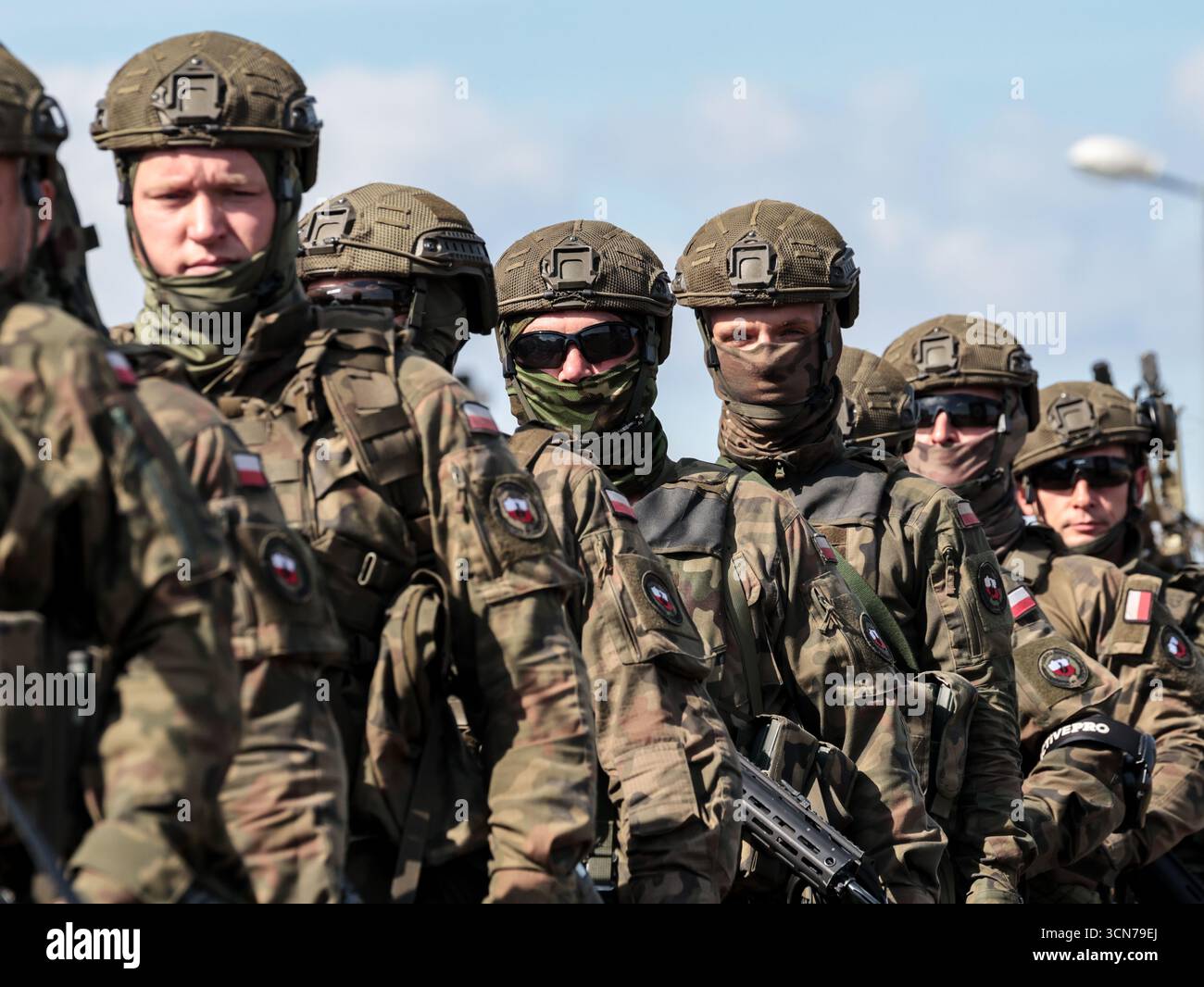 Des soldats d'infanterie polonais des Forces de défense territoriale s'entraînent au tir réel pour une attaque surprise lors de la journée médiatique Iron Defender 25 le 18 septembre 2025 à Nowa Deba, en Pologne. L'exercice Iron Defender 25 est l'événement d'entraînement le plus important et le plus important prévu par et pour les forces armées polonaises en 2025. Il s'agit d'une série d'exercices défensifs menés sur terre, dans les airs et sur l'eau par les forces terrestres, aériennes, navales, spéciales et territoriales de défense. Trente mille soldats et 600 pièces d'équipement des forces armées polonaises et des alliés de l'OTAN y participent. (Pho Banque D'Images