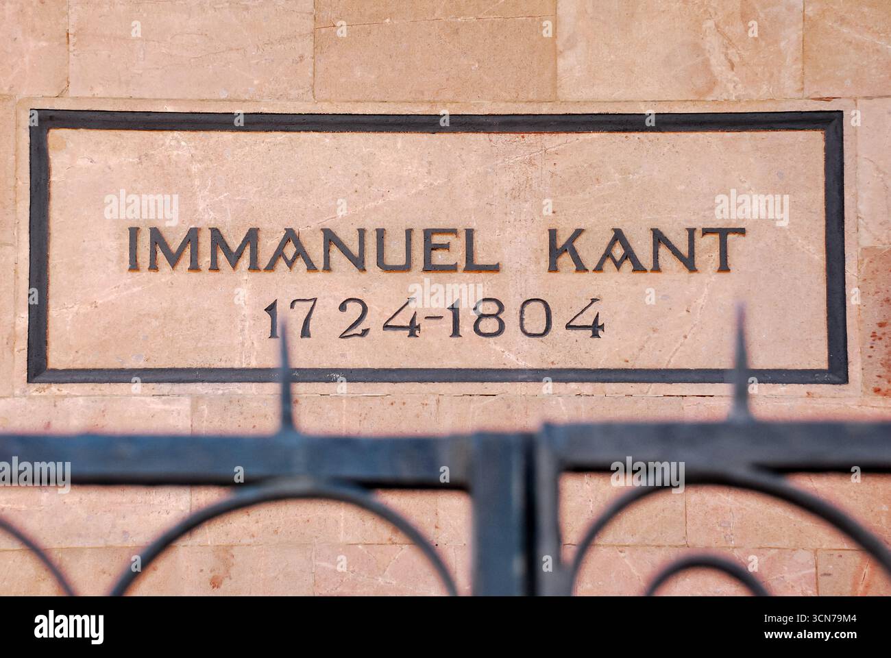 Kaliningrad, Russie - 01 mai 2013 - plaque commémorative Emmanuel kant sur un mur de pierre historique. Banque D'Images