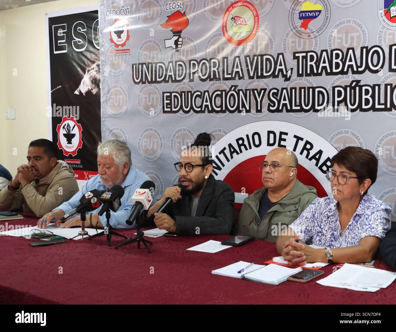FRENTE POPULAR Quito, vendredi 19 septembre 2025 Front populaire, médecins, infirmières, travailleurs, patients rénaux, se réunissent pour définir des actions dans les jours à venir contre les mesures économiques et politiques du Gouvernement national JosÃ Villavicencio, Luis Munoz, Edwin Bedoya, Mariana Narvaez et Kevin Valdez photos API Rolando Enriquez Quito Pichincha Ecuador POL FRENTEPOPULAR 6b7b0caa132258d8f11c808f3bd4393 Copyright : xROLANDOXENRIQUEZx Banque D'Images