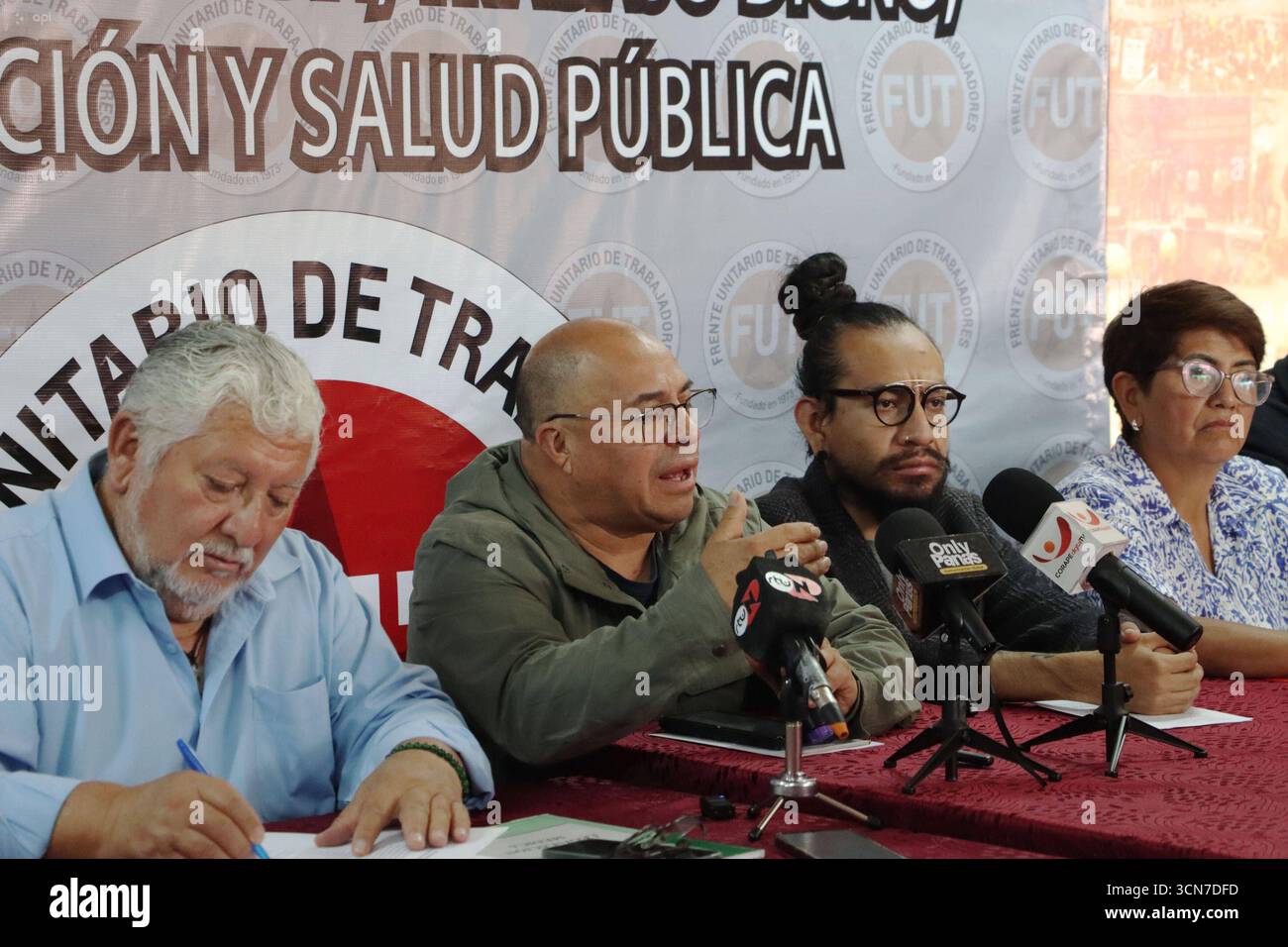 FRENTE POPULAR Quito, vendredi 19 septembre 2025 Front populaire, médecins, infirmières, ouvriers, patients rénaux, se réunissent pour définir des actions dans les prochains jours contre les mesures économiques et politiques du Gouvernement national Luis Munoz, Edwin Bedoya, Mariana Narvaez, Kevin Valdez photos API Rolando Enriquez Quito Pichincha Ecuador POL FRENTEPOPULAR 4974b1cab6ae0fe461b1dd637a95ce7 Copyright : xROLANDOxENRIQUEZx Banque D'Images