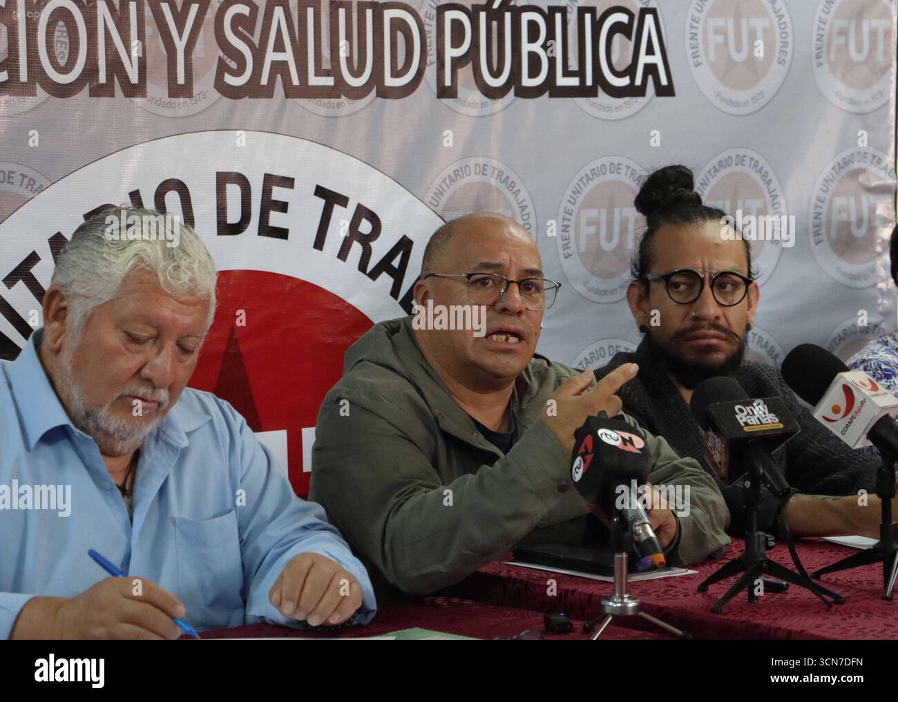 FRENTE POPULAR Quito, vendredi 19 septembre 2025 Front populaire, médecins, infirmières, ouvriers, patients rénaux, se réunissent pour définir des actions dans les prochains jours contre les mesures économiques et politiques du Gouvernement national Luis Munoz, Edwin Bedoya, Kevin Valdez, Mariana Narvaez photos API Rolando Enriquez Quito Pichincha Ecuador POL FRENTEPOPULAR d5a0441e7715e6ec957250e02d6cbf3 Copyright : xROLANDOxENRIQUEZx Banque D'Images