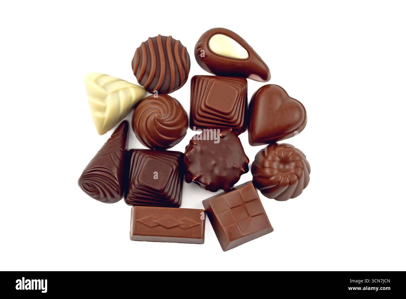 Un bouquet de chocolats assortis sont empilés les uns sur les autres. Les chocolats sont de différentes formes et tailles, et ils sont tous bruns. Concept de in Banque D'Images
