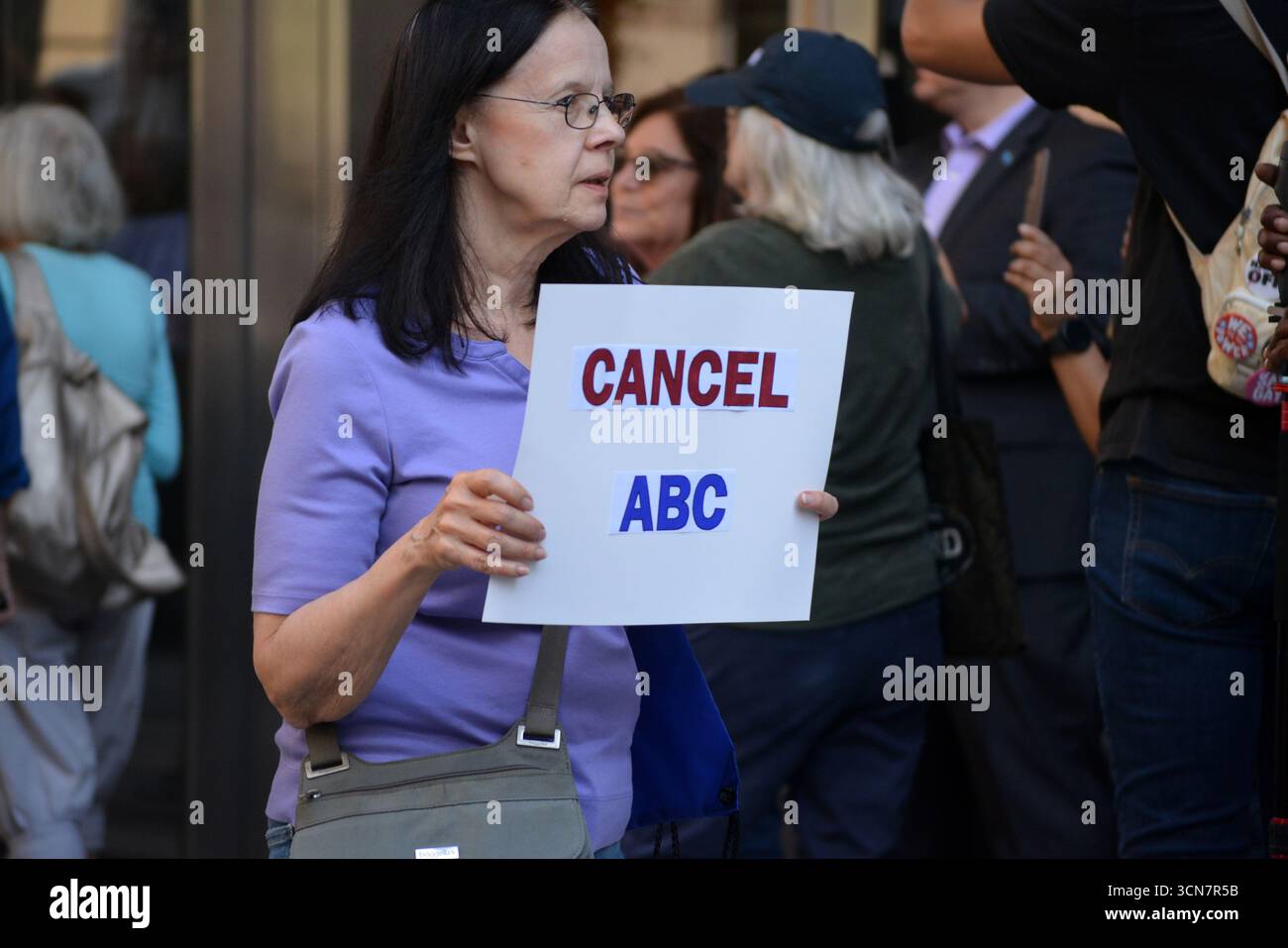 Les membres de la Guilde des écrivains d'Amérique protestent contre la suspension de Jimmy Kimmel devant le siège d'ABC à New York. Date de la photo : vendredi 19 septembre 2025. Crédit : Christopher Penler/Alamy Live News Banque D'Images