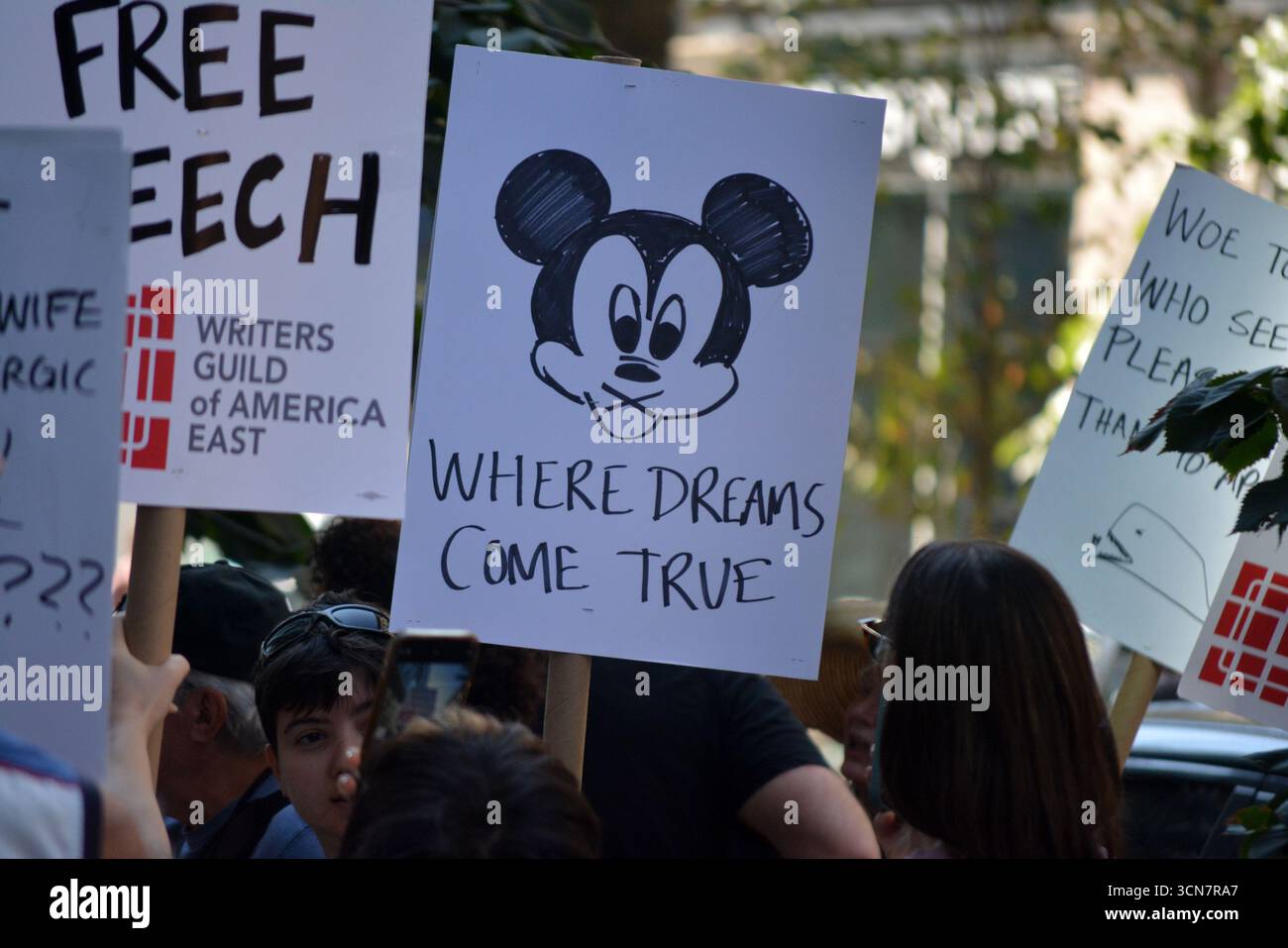 Les membres de la Guilde des écrivains d'Amérique protestent contre la suspension de Jimmy Kimmel devant le siège d'ABC à New York. Date de la photo : vendredi 19 septembre 2025. Crédit : Christopher Penler/Alamy Live News Banque D'Images