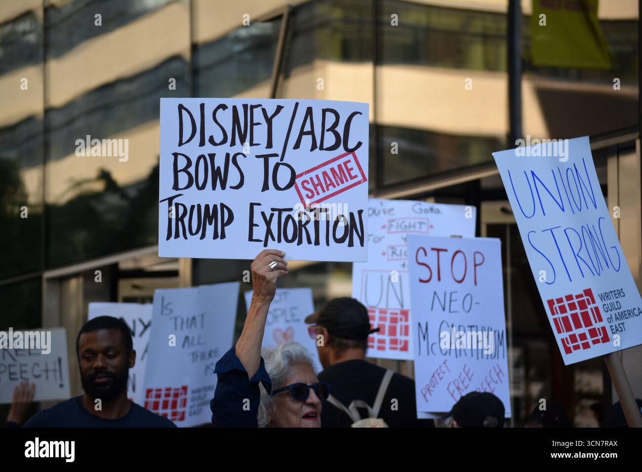 Les membres de la Guilde des écrivains d'Amérique protestent contre la suspension de Jimmy Kimmel devant le siège d'ABC à New York. Date de la photo : vendredi 19 septembre 2025. Crédit : Christopher Penler/Alamy Live News Banque D'Images