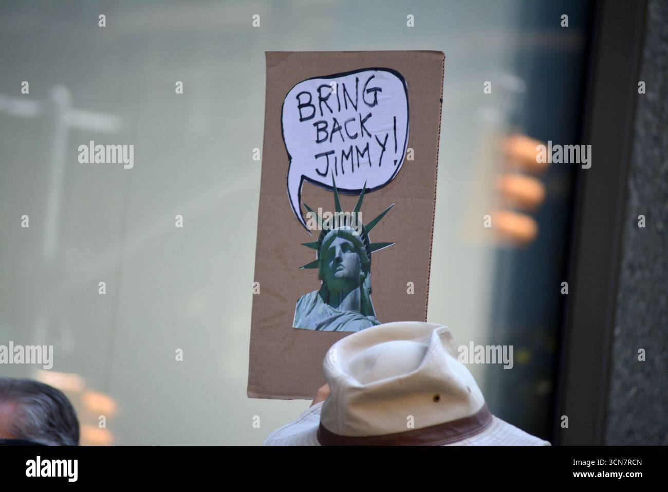 Les membres de la Guilde des écrivains d'Amérique protestent contre la suspension de Jimmy Kimmel devant le siège d'ABC à New York. Date de la photo : vendredi 19 septembre 2025. Crédit : Christopher Penler/Alamy Live News Banque D'Images
