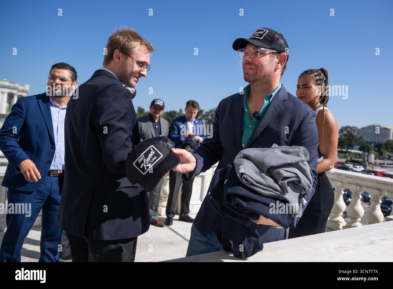 Washington, États-Unis. 19 septembre 2025. ÉTATS-UNIS - 19 SEPTEMBRE : le représentant Eric Swalwell, d-Calif, distribue des chapeaux devant une photo de groupe pour soutenir l'animateur de talk-show Jimmy Kimmel, devant le Capitole des États-Unis le vendredi 19 septembre 2025. (Tom Williams/CQ Roll Call/SIPA USA) crédit : SIPA US/Alamy Live News Banque D'Images