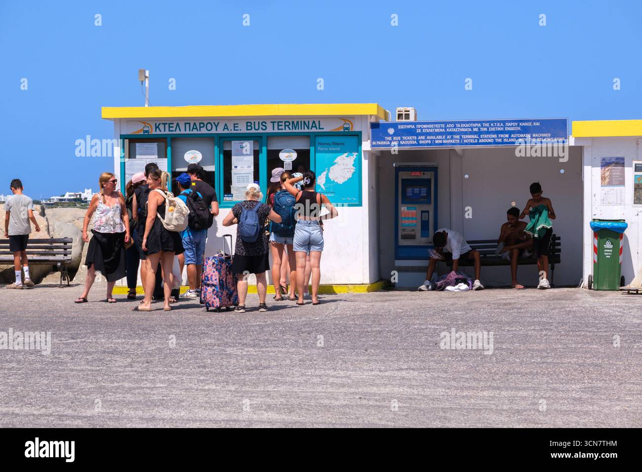Parikia, Paros, GR - 22 août 2025 : les voyageurs achètent des billets à la gare routière de KTEL Banque D'Images