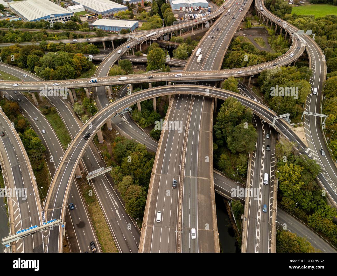 Vue aérienne complexe d'un carrefour de spaghetti avec plusieurs routes et ponts créant un réseau de circulation très fréquenté, symbolisant la connexion et le voyage Banque D'Images
