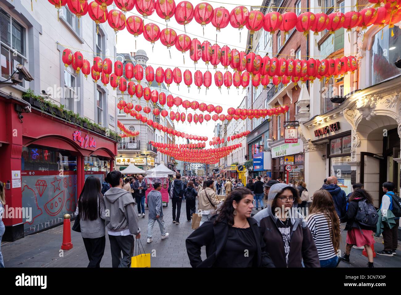 Londres, Royaume-Uni - 24 mai 2025 : vue sur le quartier chinois très animé de Soho London UK Banque D'Images