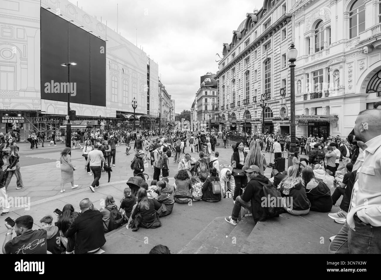 Londres, Royaume-Uni - 25 mai 2025 : vue panoramique en noir et blanc du Piccadilly Circus à Londres Banque D'Images