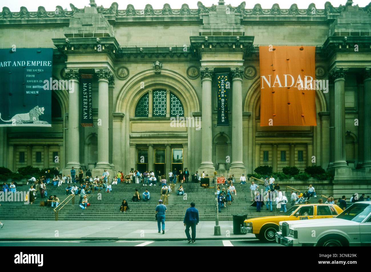 Photographie d'archives de 1995 de la façade du Metropolitan Museum of Art de New York, avec des bannières annonçant l'exposition Art and Empire du British Museum et une exposition de photographies de Nadar. Banque D'Images