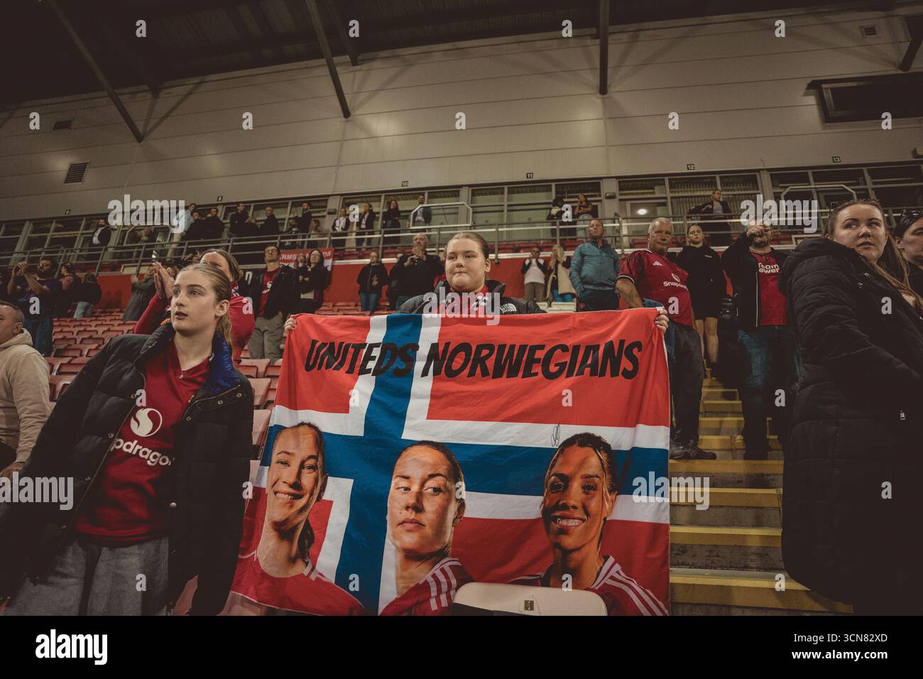 Les joueurs de Manchester United célèbrent leur victoire sur SK Brann en Ligue des champions féminine de l'UEFA le 18 septembre 2025 au Leigh Sports Village Arena Banque D'Images