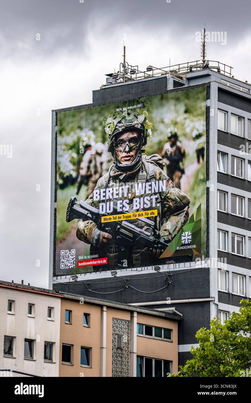 Affiche publicitaire grand format pour les forces armées allemandes, à des fins de recrutement, sur un immeuble résidentiel à Essen, à Viehofer Platz, North RH Banque D'Images