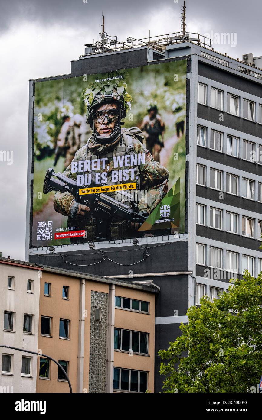 Affiche publicitaire grand format pour les forces armées allemandes, à des fins de recrutement, sur un immeuble résidentiel à Essen, à Viehofer Platz, North RH Banque D'Images