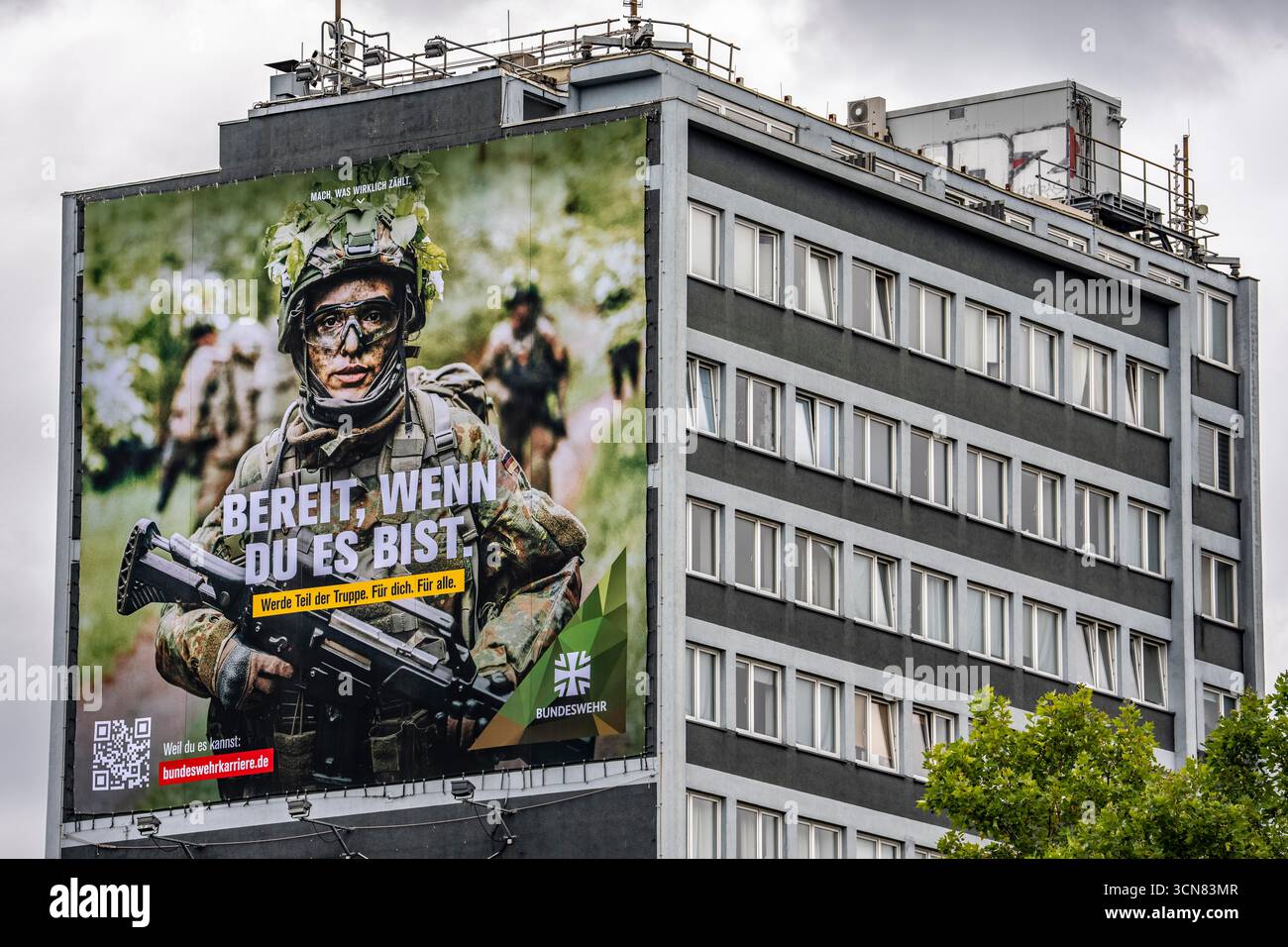Affiche publicitaire grand format pour les forces armées allemandes, à des fins de recrutement, sur un immeuble résidentiel à Essen, à Viehofer Platz, North RH Banque D'Images