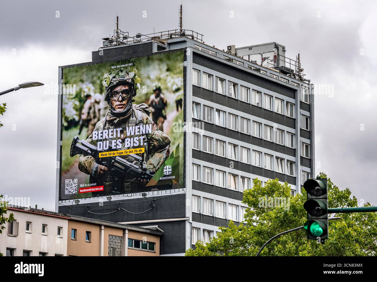 Affiche publicitaire grand format pour les forces armées allemandes, à des fins de recrutement, sur un immeuble résidentiel à Essen, à Viehofer Platz, North RH Banque D'Images