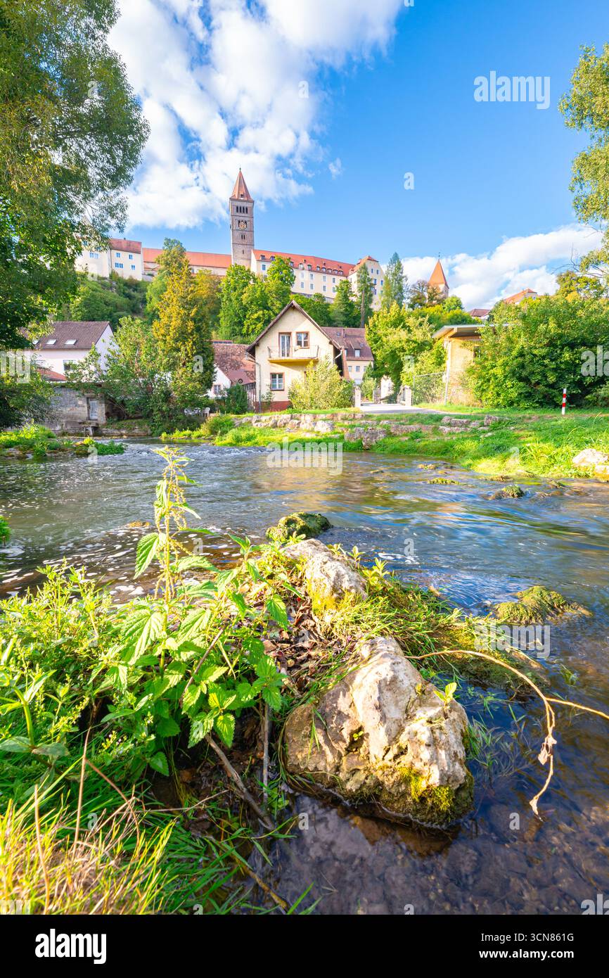 Charmant village riverain de Castl, Allemagne avec des collines verdoyantes, des rochers le long de la rivière, et une tour d'église de château haut Banque D'Images