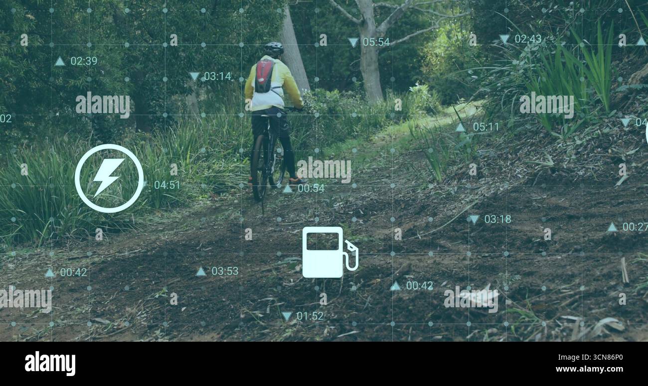 Pédaler VTT sentier forestier en amont avec veste jaune, casque, vélo et recouvrement HUD Banque D'Images