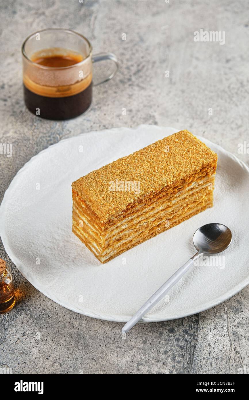 Dégustez un délicieux gâteau superposé accompagné d'un café sur une table élégante et moderne Banque D'Images