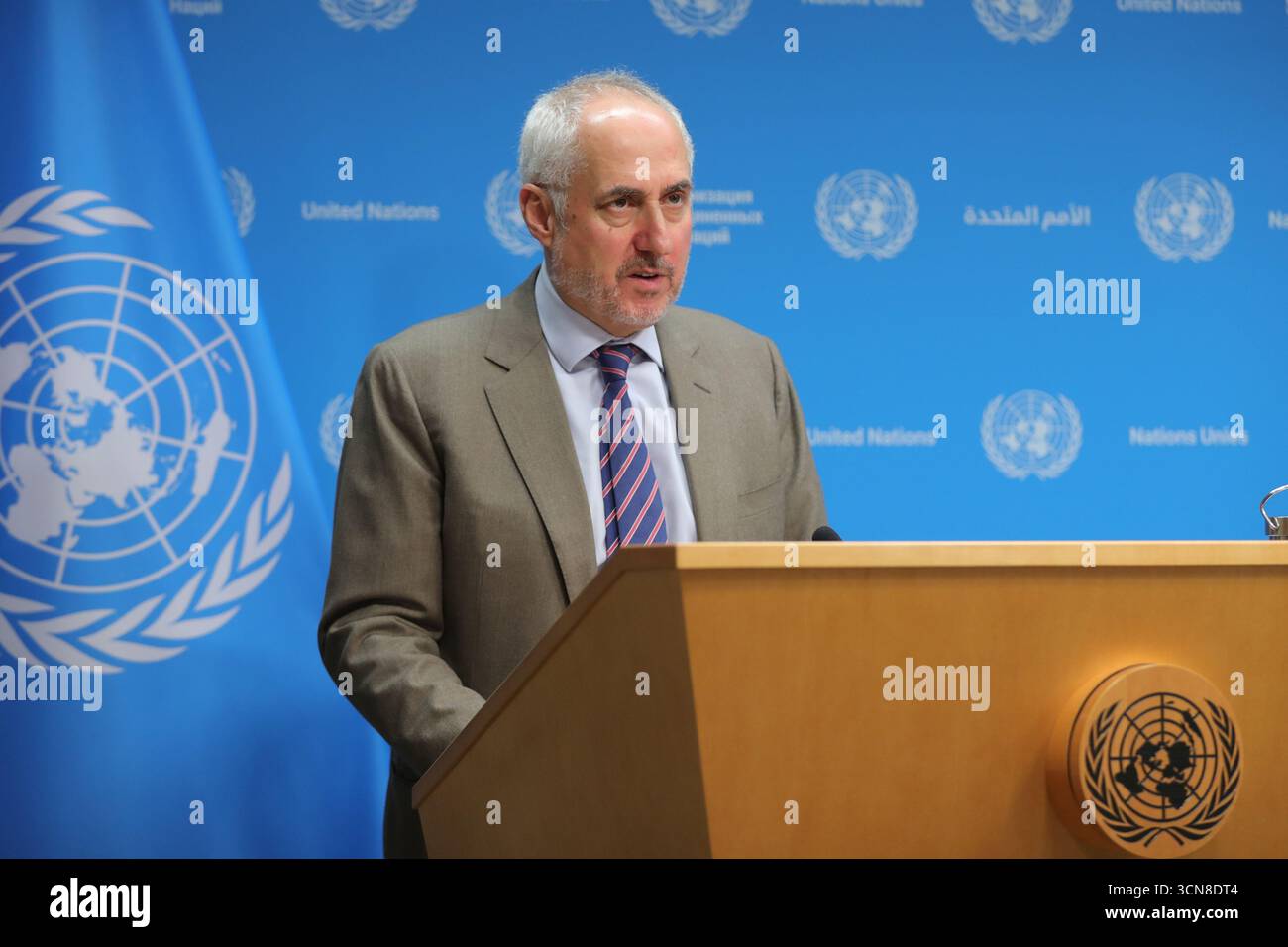 NEW YORK, NEW YORK – 19 SEPTEMBRE : Stéphane Dujarric, porte-parole du Secrétaire général des Nations Unies Antonio Guterres, informe les journalistes lors du briefing quotidien de midi au Siège de l’ONU le 19 septembre 2025. La session intervient moins d’une semaine avant l’ouverture de la 80e Assemblée générale des Nations Unies, offrant des mises à jour sur les questions mondiales et les préparatifs du débat de haut niveau. (Photo : Giada Papini Rampelotto/EuropaNewswire) Banque D'Images