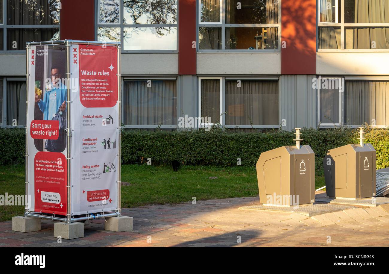 Amsterdam, pays-Bas, 19.09.2025, panneau d'information sur les règles de tri des déchets à côté d'un conteneur à ordures souterrain urbain placé par la municipalité d'Amsterdam Banque D'Images Amsterdam, pays-Bas, 19.09.2025, panneau d'information sur les règles de tri des déchets à côté d'un conteneur à ordures souterrain urbain placé par la municipalité d'Amsterdam Banque D'Images
