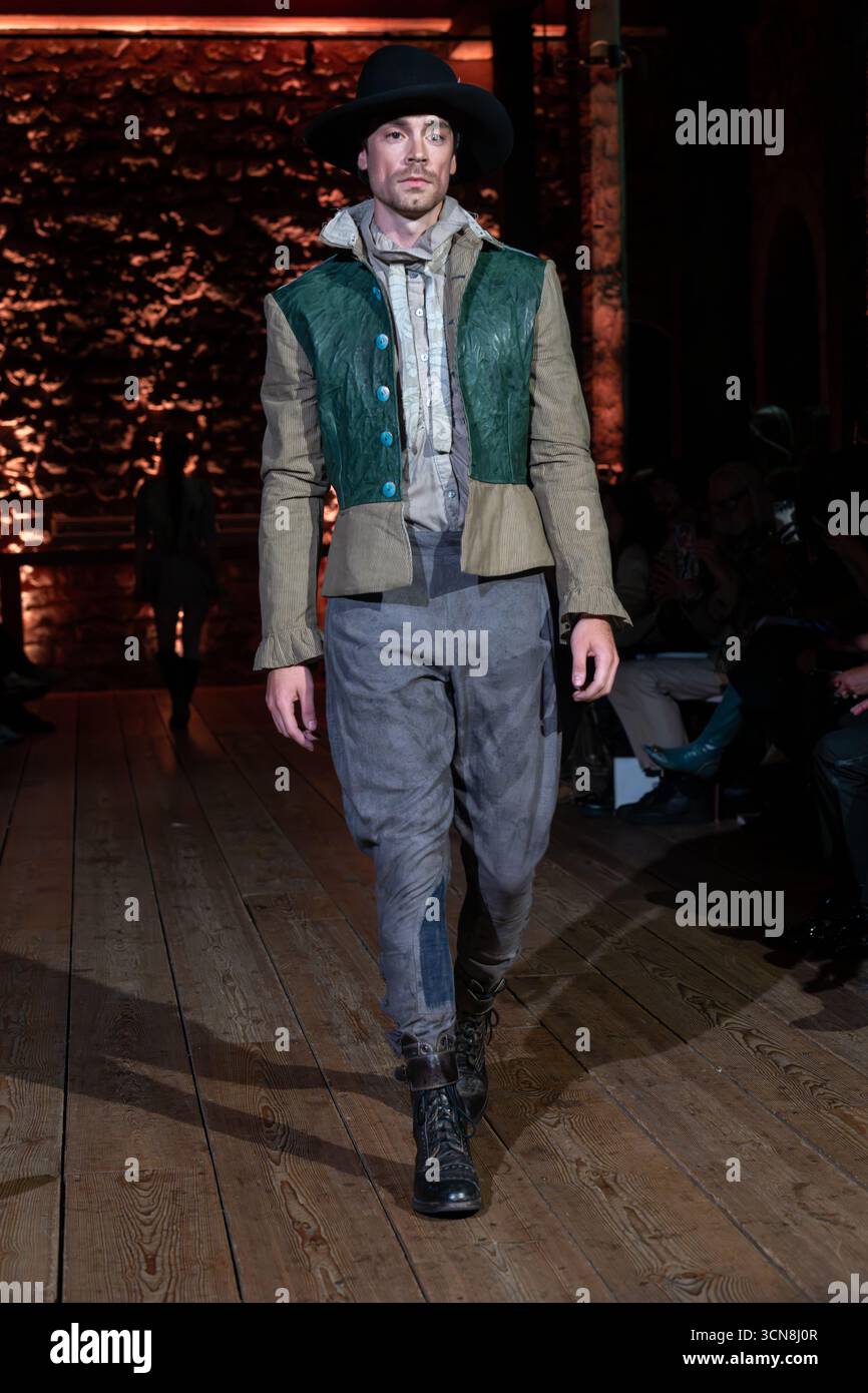 Londres, Royaume-Uni, le 17 septembre 2025, se déroulant dans la prestigieuse Tour de Londres, ce défilé de mode de Prophetik a présenté de beaux designs pour hommes et femmes pour SS26. L'artiste est Jeff Gamer du Tennessee aux États-Unis. Cela faisait partie de la London Fashion week 2025, qui se poursuit jusqu'au 22 septembre 2025., Andrew Lalchan Photography/Alamy Live News Banque D'Images