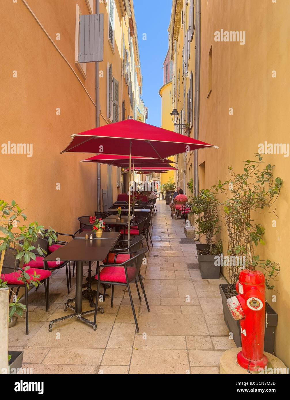 Saint Tropez, France - 13 juillet 2024 : paysage du centre-ville. Rue de la Ponche est une ruelle étroite et la moitié de l'espace est occupée par des tables et des chaises de b. Banque D'Images