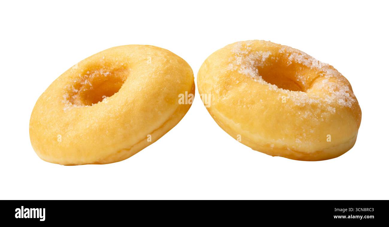 Vue latérale de deux beignets à la cannelle glacés au sucre brun dans l'ensemble est isolé sur fond blanc avec chemin de découpage. Banque D'Images