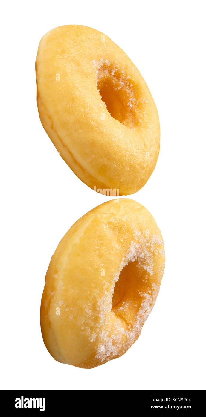Vue latérale de deux beignets à la cannelle glacés au sucre brun dans l'ensemble est isolé sur fond blanc avec chemin de découpage. Banque D'Images