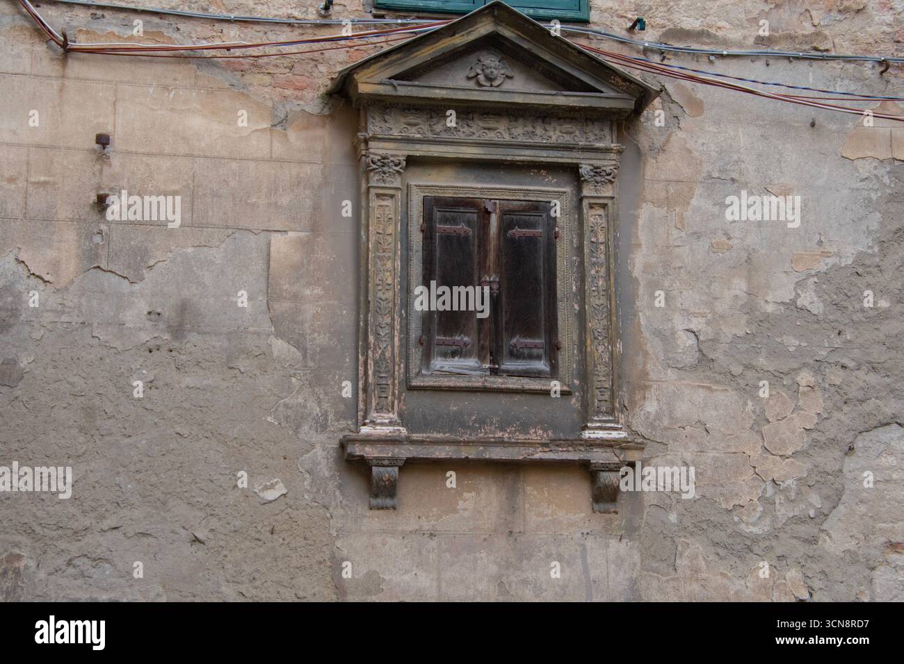 Une fenêtre d'un bâtiment à Sienne, Italie. Banque D'Images