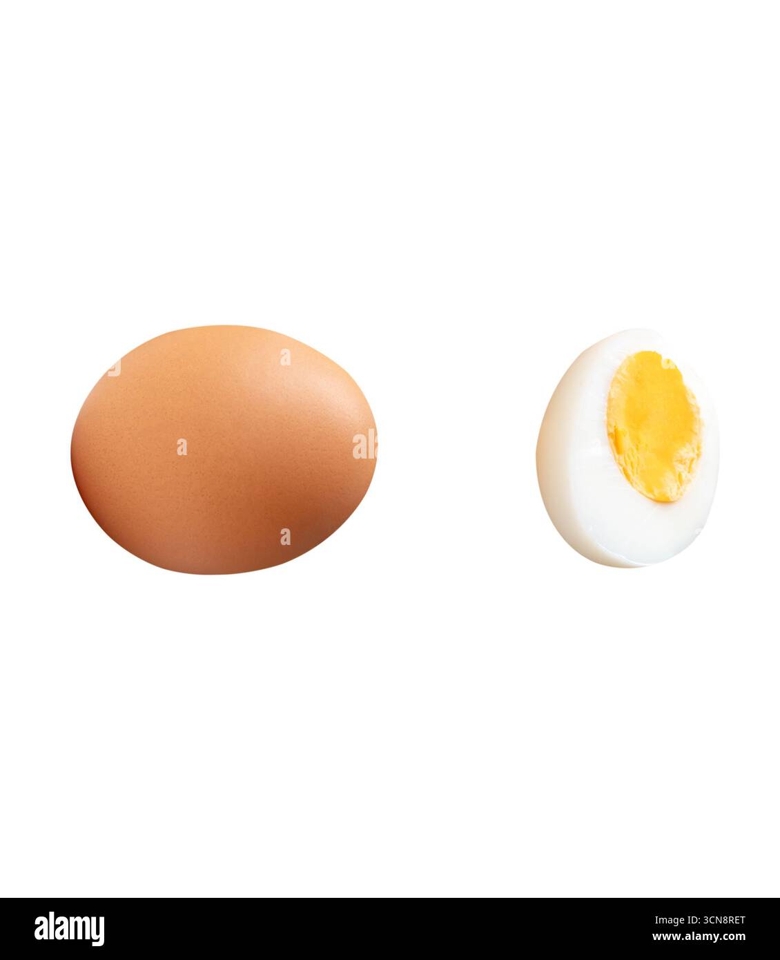 Vue de dessus ensemble d'oeuf de poule brun cru et oeuf de poule cuit ou cuit avec jaune d'oeuf en moitié est isolé sur fond blanc avec chemin de découpage. Banque D'Images